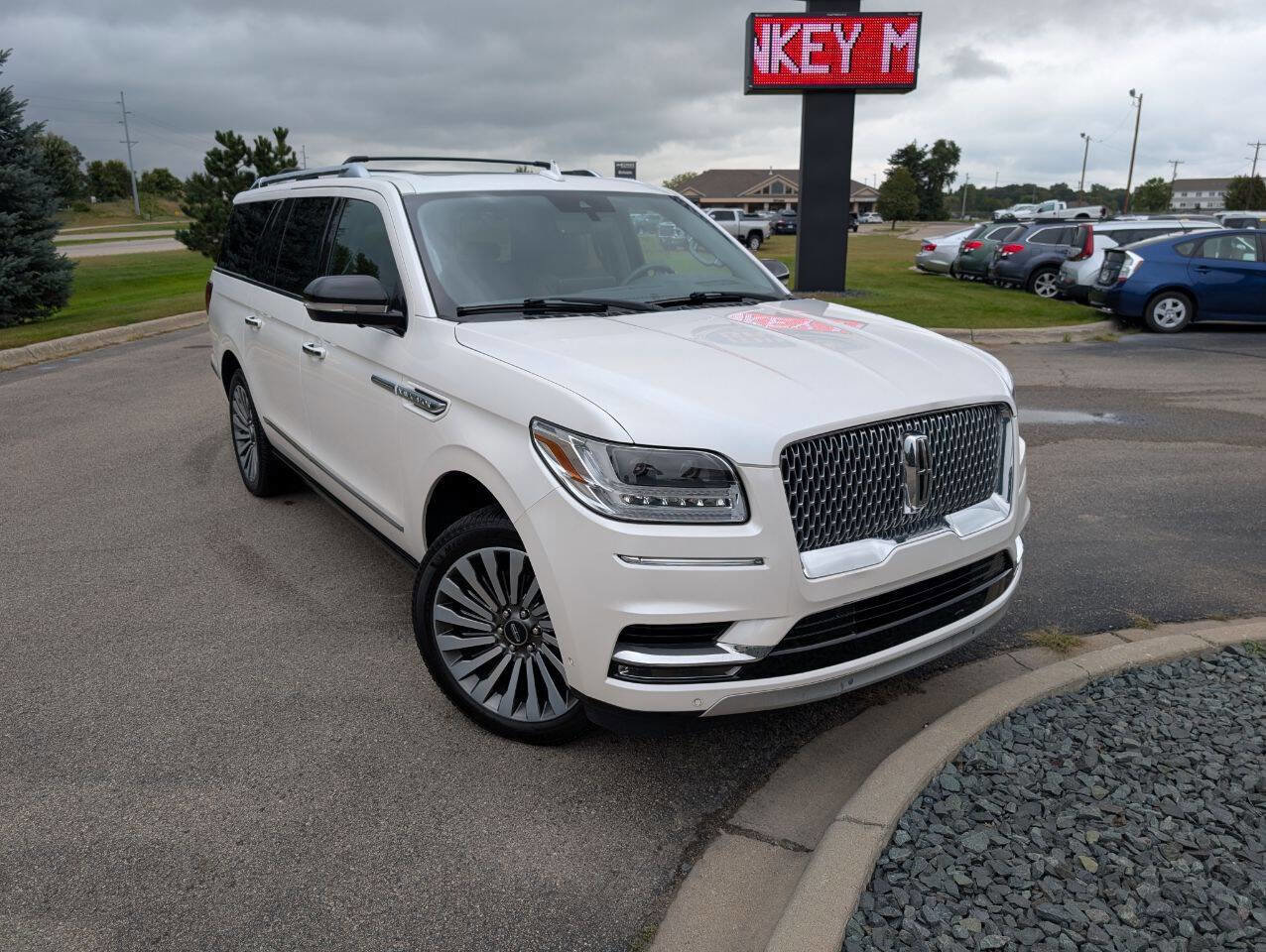 Used 2019 Lincoln Navigator L Reserve image 2