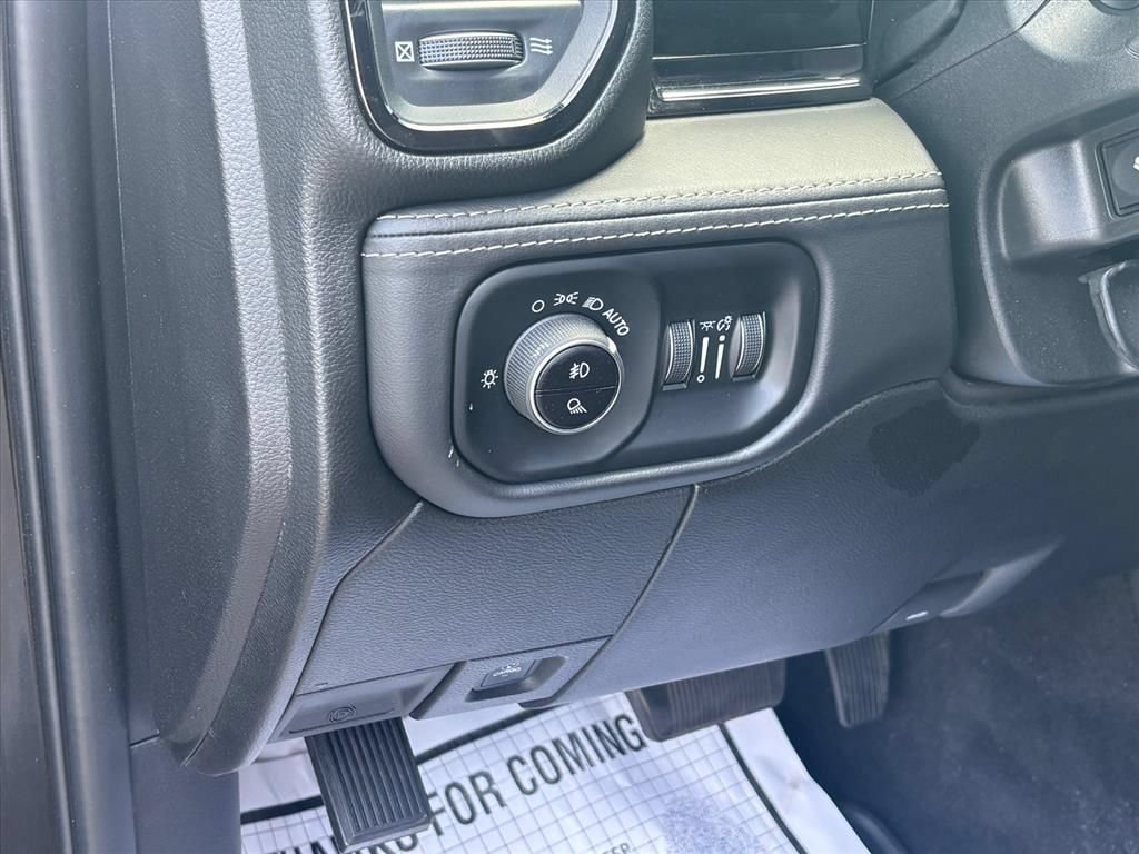 Used 2025 RAM 3500 Limited AWD/4WD image 9