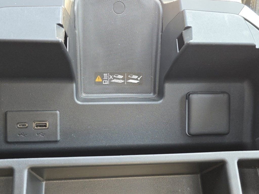 Used 2024 Chevrolet Silverado 3500 High Country w/ High Country Premium Package AWD/4WD image 9