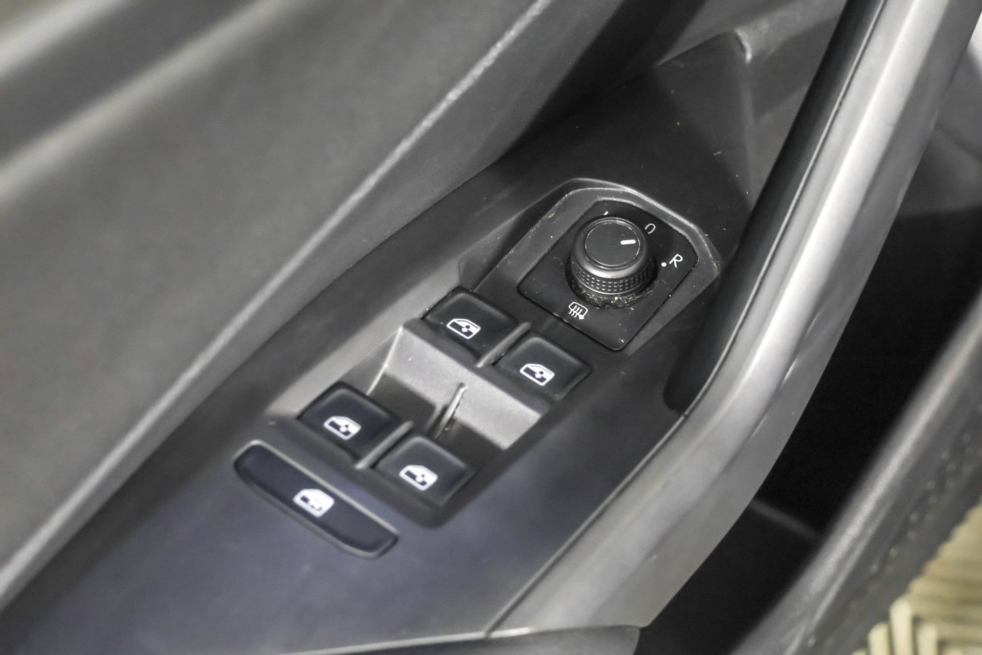 Used 2019 Volkswagen Jetta SEL w/ Cold Weather Package FWD image 35