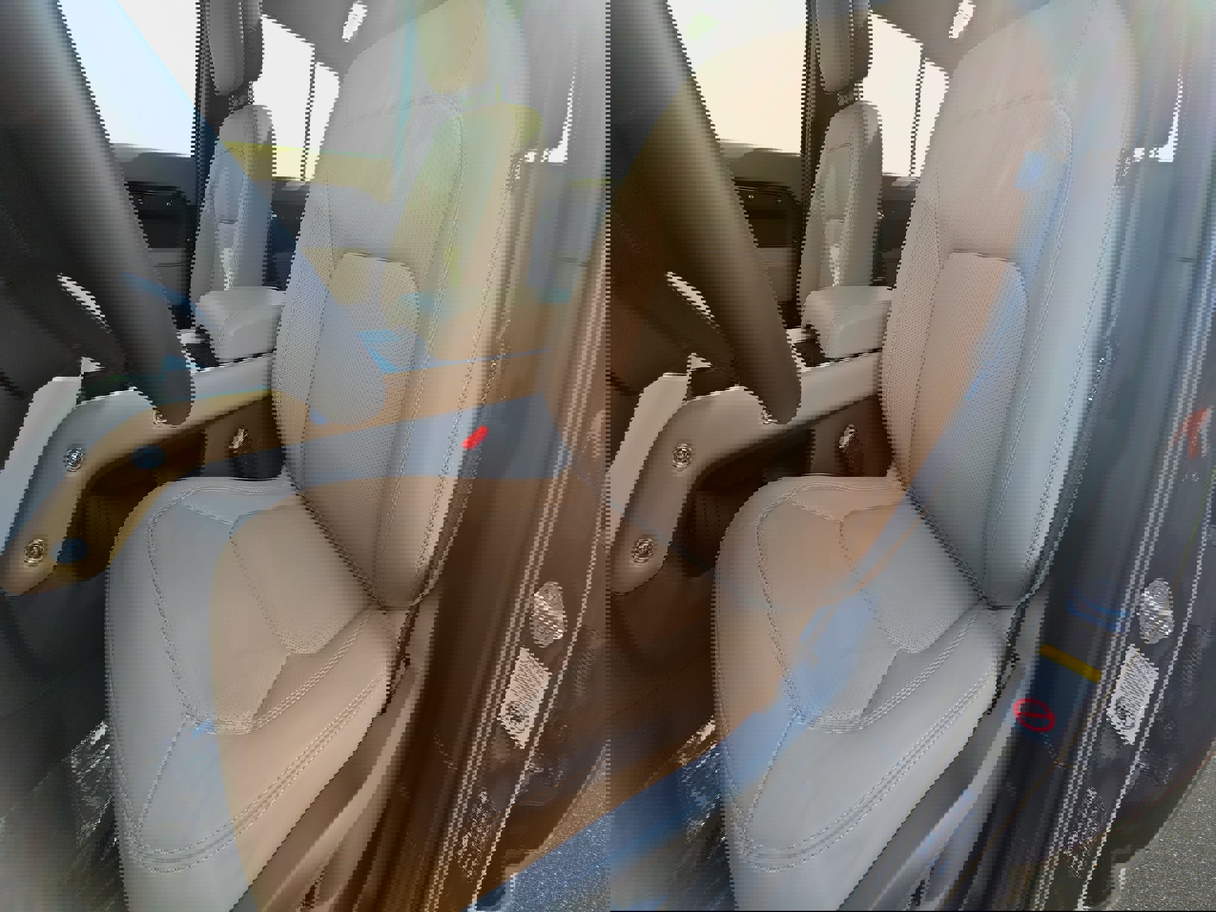 Certified 2025 Land Rover Defender 110 X-Dynamic SE image 14