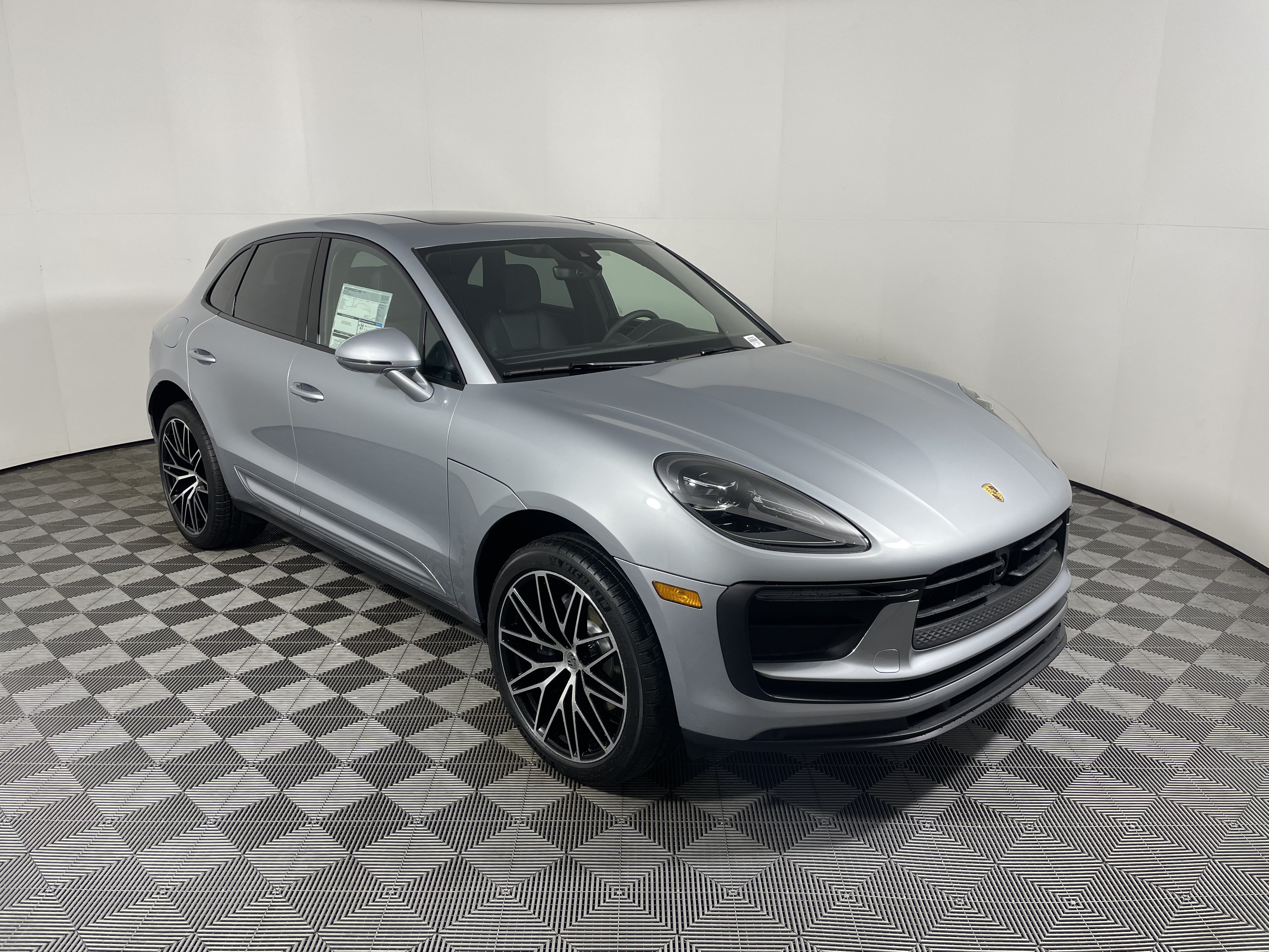 Certified 2026 Porsche Macan AWD/4WD image 9