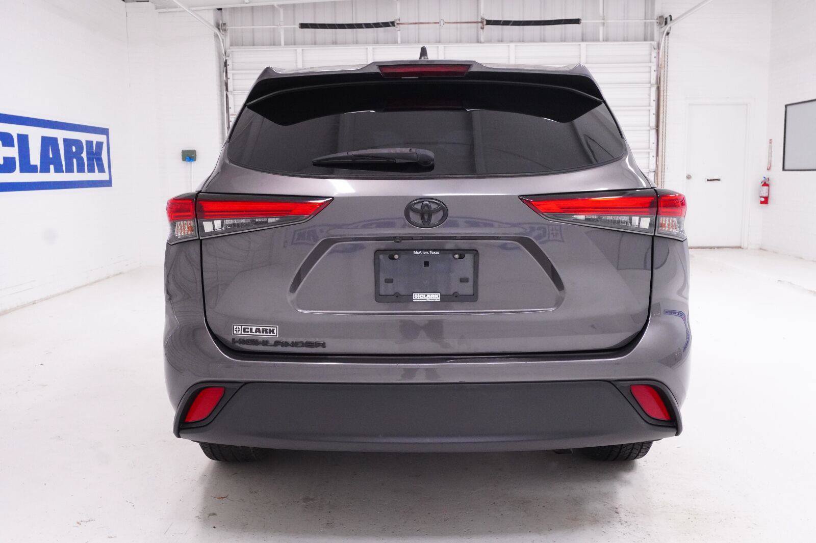 Used 2022 Toyota Highlander L FWD image 30