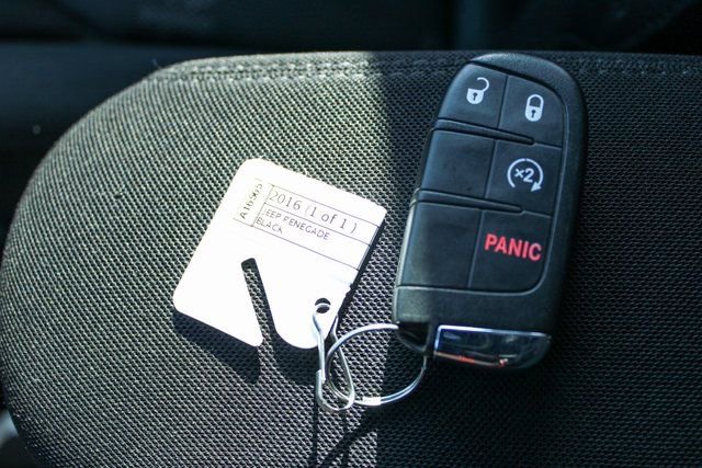 Used 2016 Jeep Renegade Latitude w/ Cold Weather Group FWD image 29