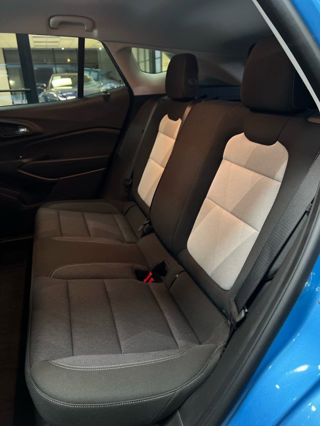 Used 2025 Chevrolet Trax LS w/ LS Convenience Package image 9