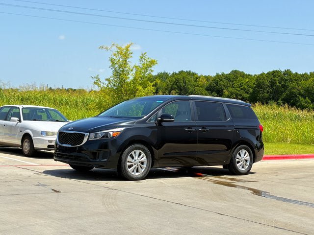 Used 2016 Kia Sedona LX w/ Option Group 020 FWD image 2