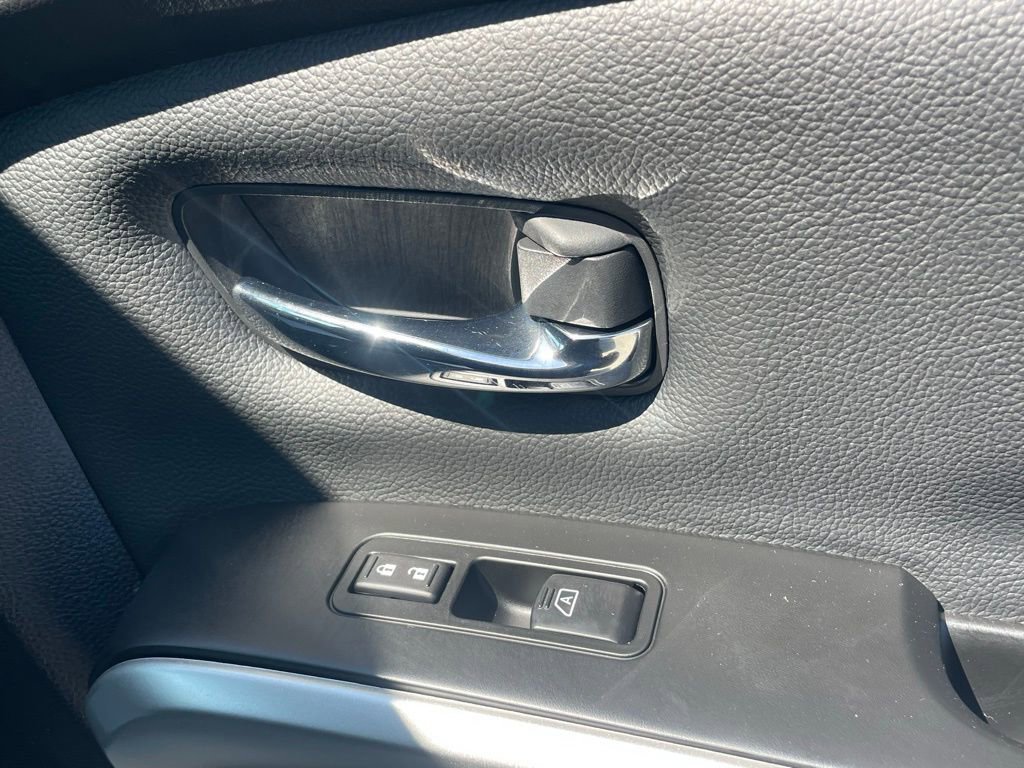 Used 2024 Nissan Titan SV w/ SV Convenience Package image 16