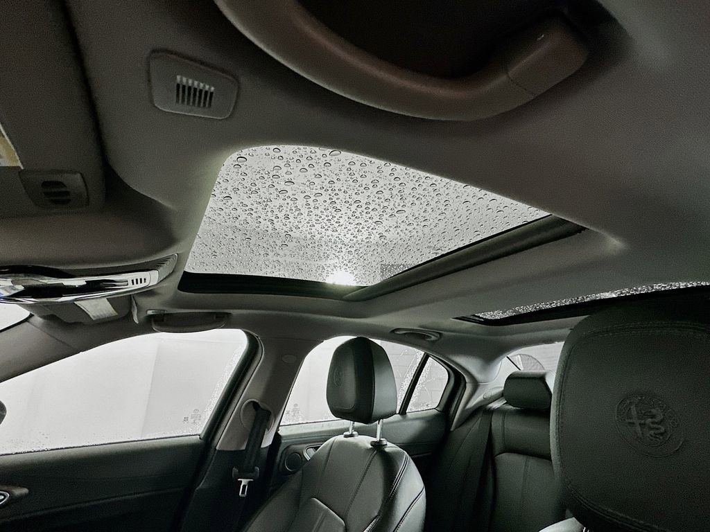 Used 2020 Alfa Romeo Giulia Ti w/ Active Blind Spot Package image 29