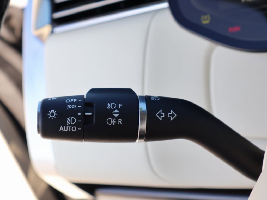 Used 2024 Land Rover Range Rover Long Wheelbase SE image 32