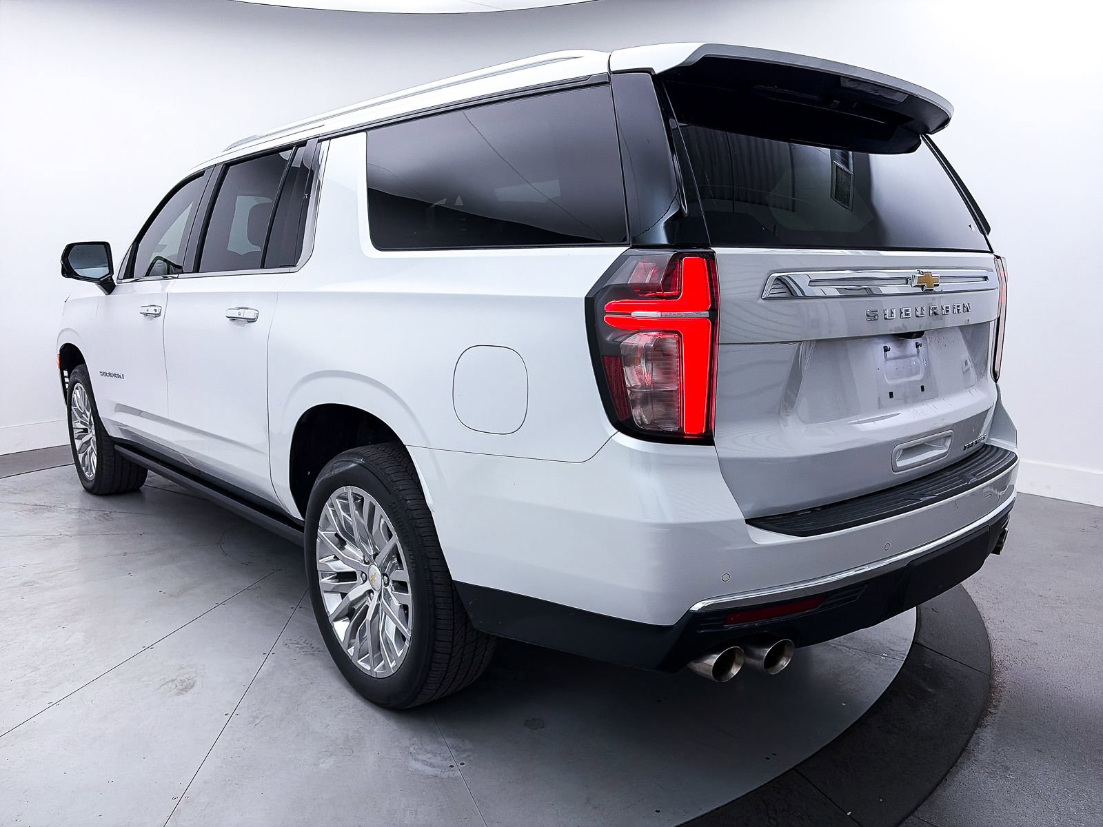 Used 2023 Chevrolet Suburban Premier w/ Premium Package image 16