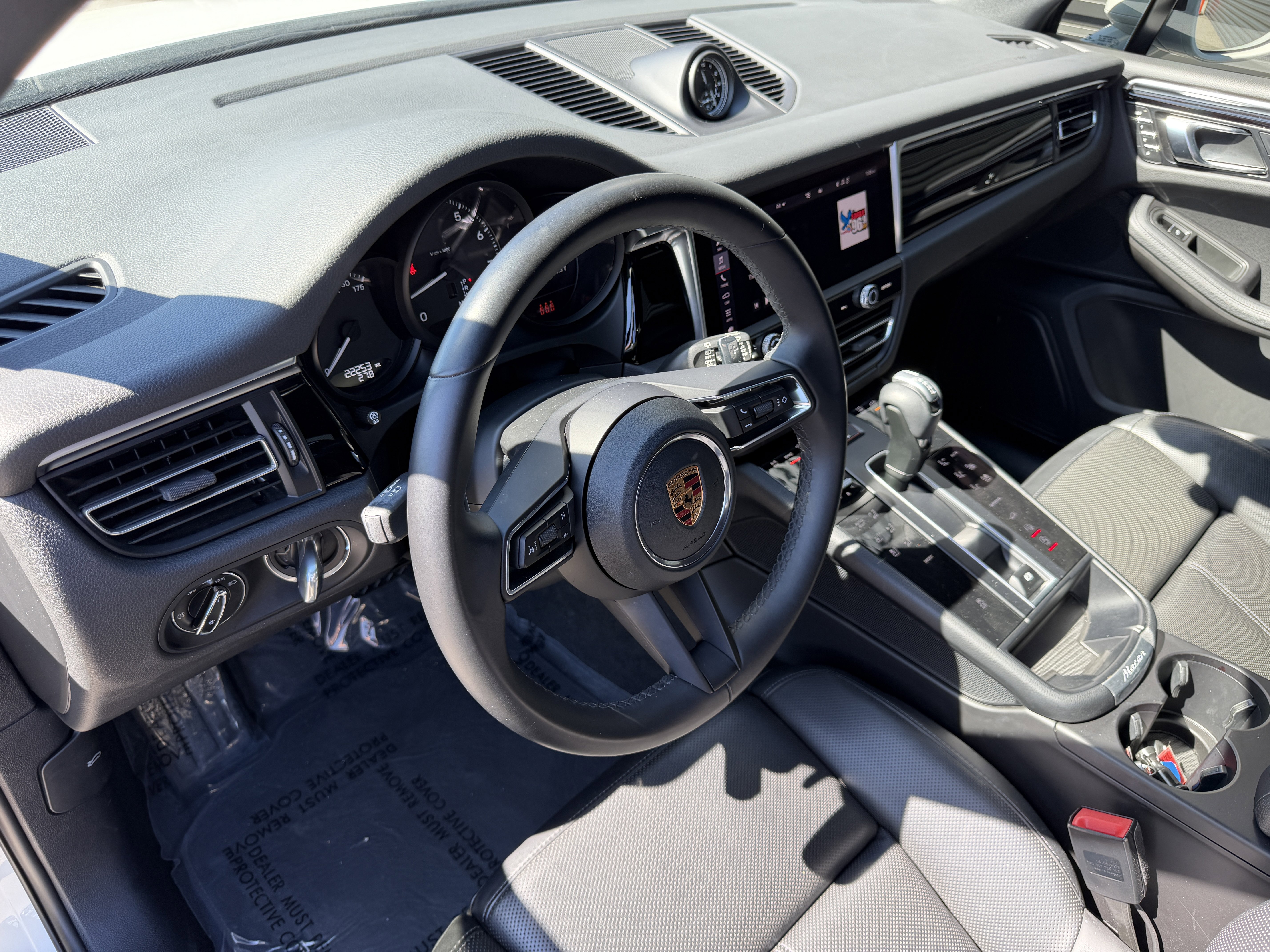 Certified 2022 Porsche Macan image 4