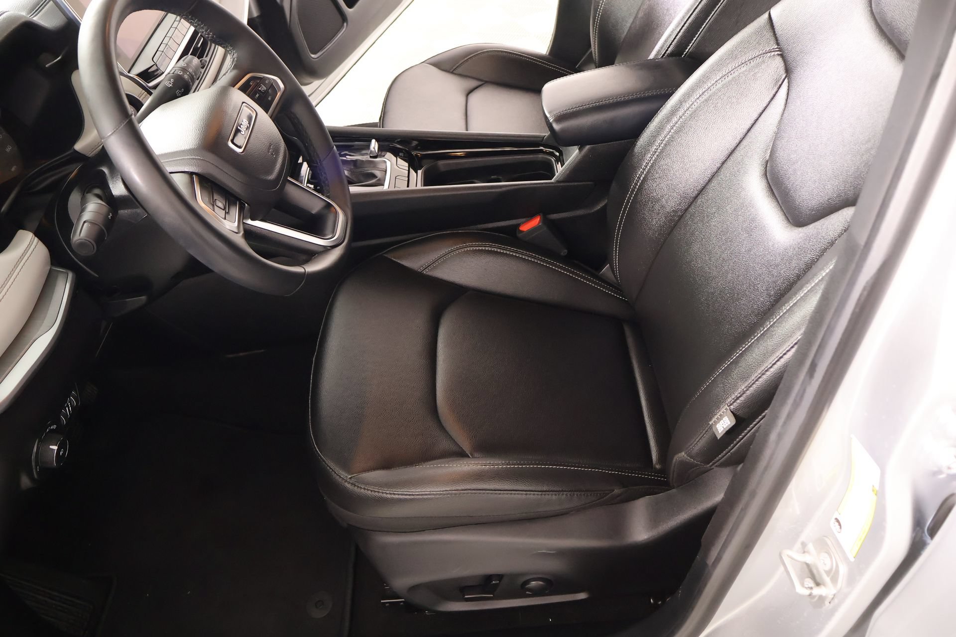 Used 2025 Jeep Compass Limited AWD/4WD image 10