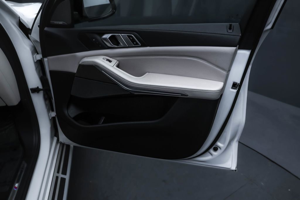 Used 2023 BMW X7 xDrive40i w/ M Sport Package image 32