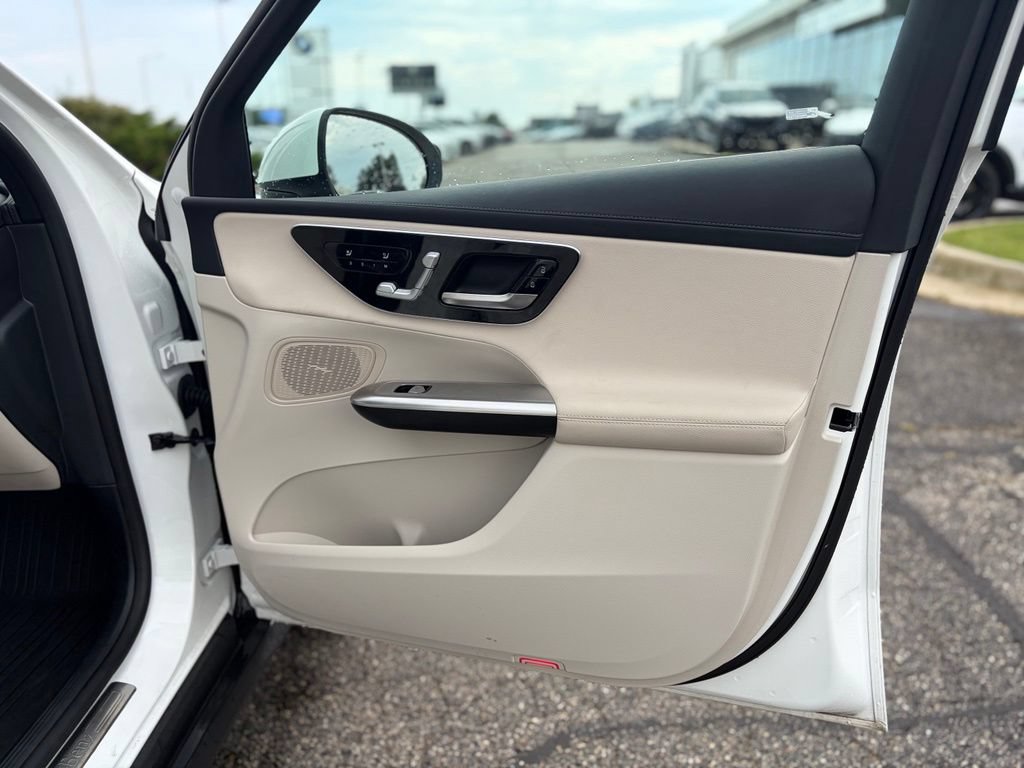 Used 2025 Mercedes-Benz GLC 300 4MATIC image 16