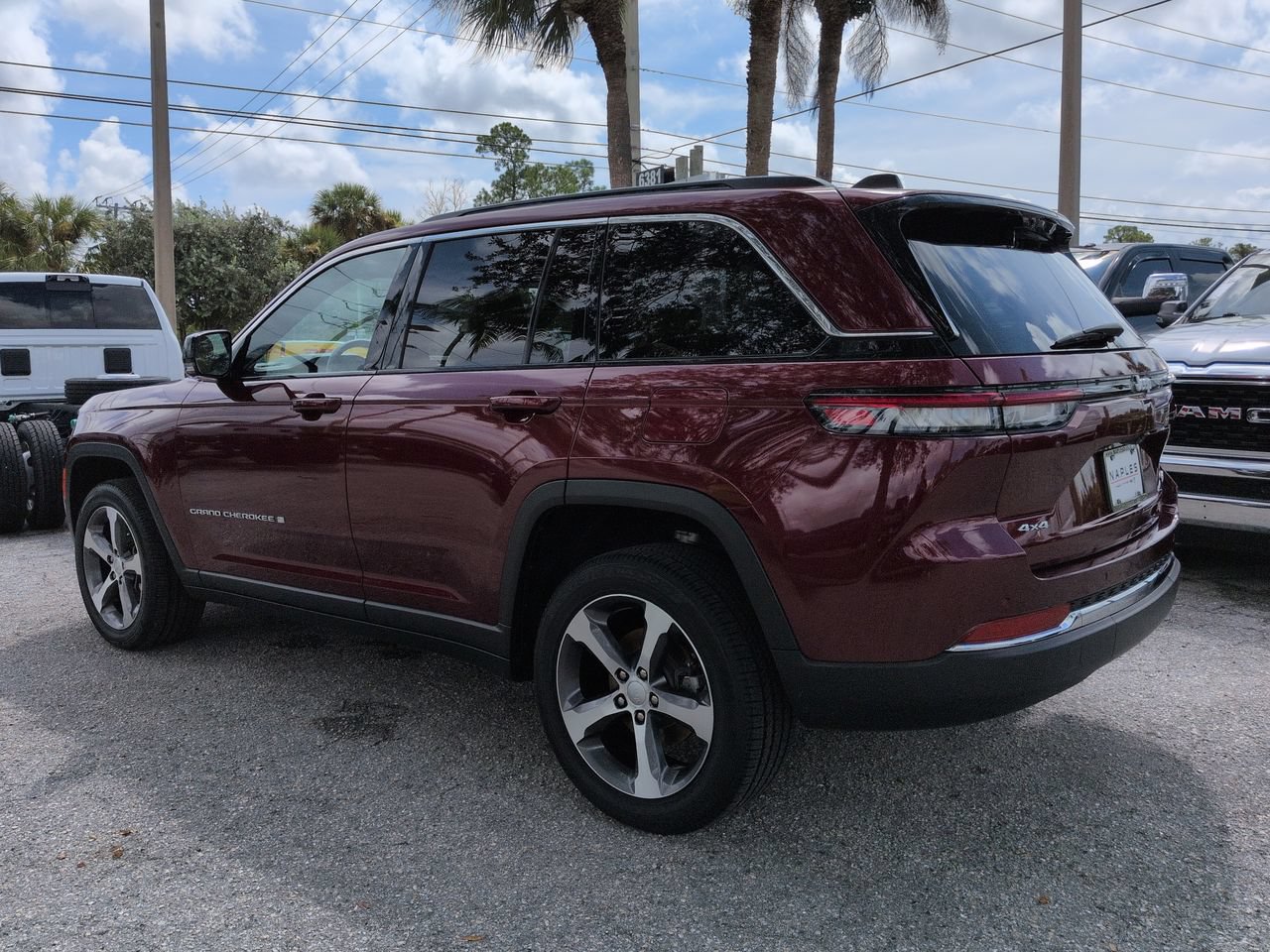 Used 2024 Jeep Grand Cherokee Limited w/ Luxury Tech Group II AWD/4WD image 7