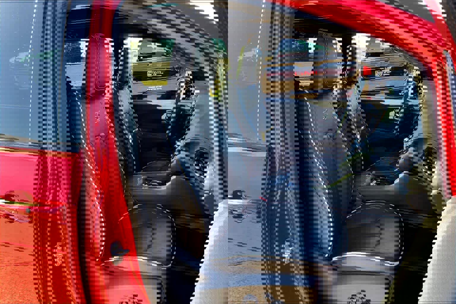 Used 2025 Chrysler Pacifica Limited image 8