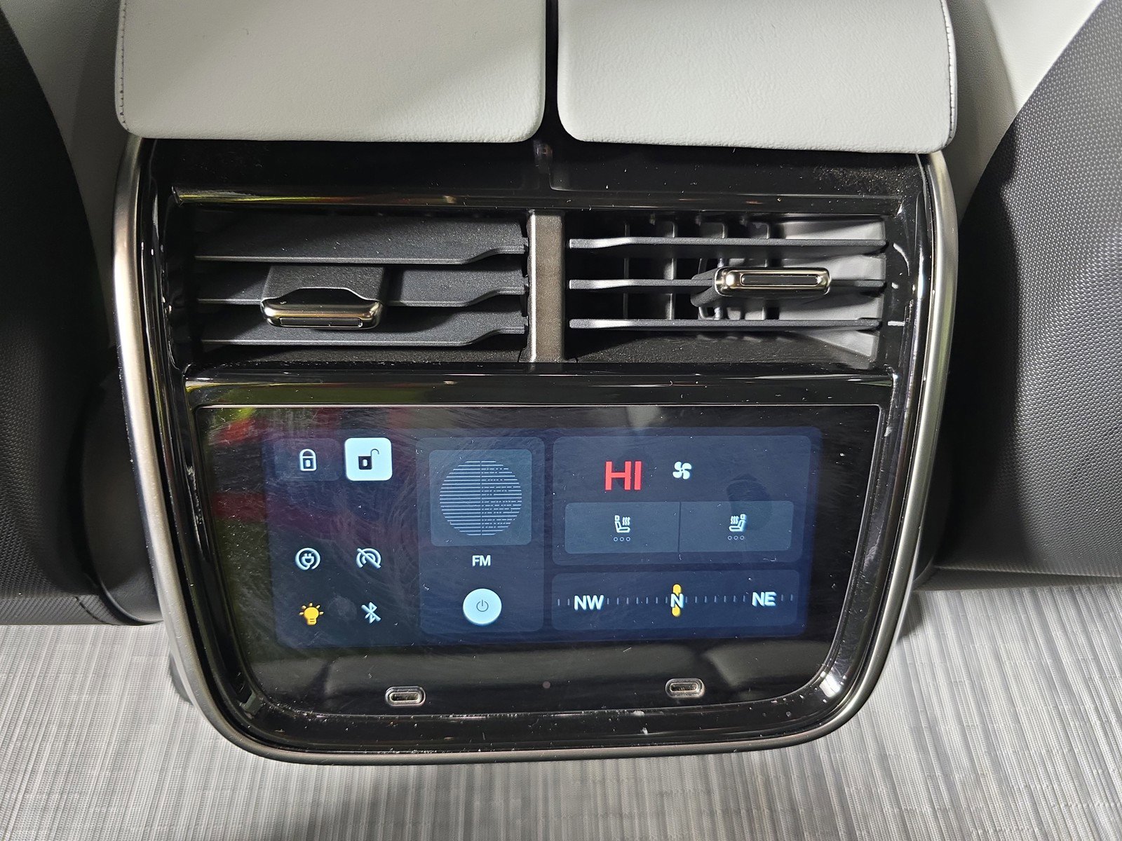 Used 2024 Rivian R1S Adventure AWD/4WD image 30