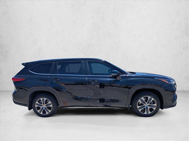 Certified 2023 Toyota Highlander XLE AWD/4WD image 4