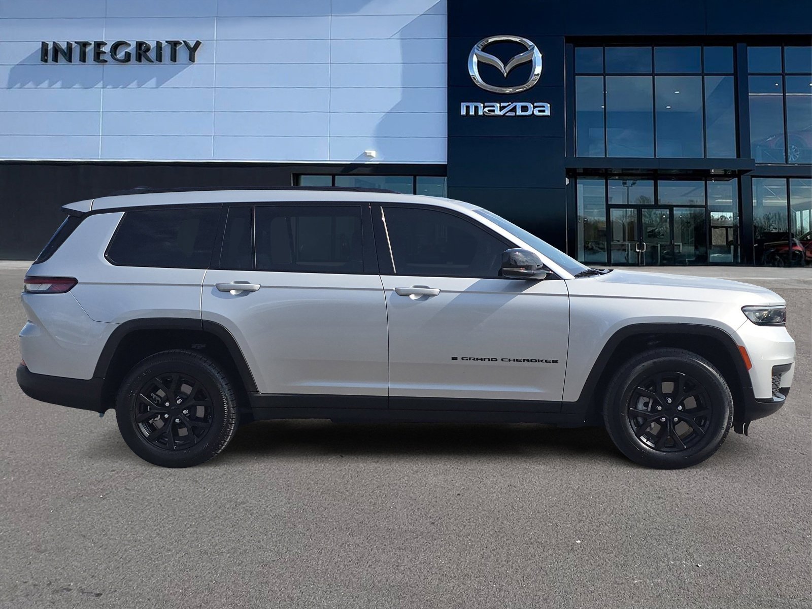 Used 2024 Jeep Grand Cherokee L Altitude image 3