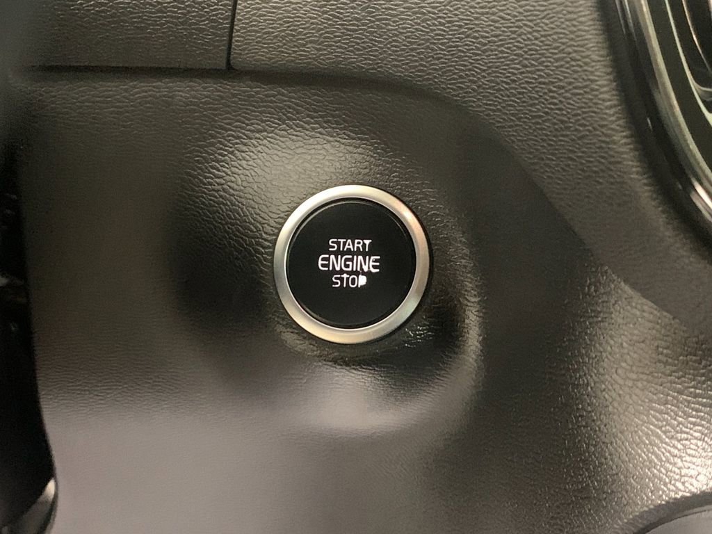 Used 2022 Volvo XC40 T5 Momentum image 18