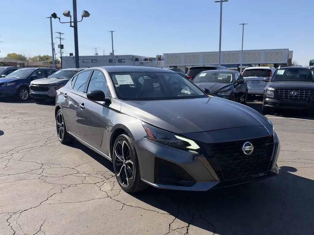 Used 2024 Nissan Altima 2.5 SR FWD image 3