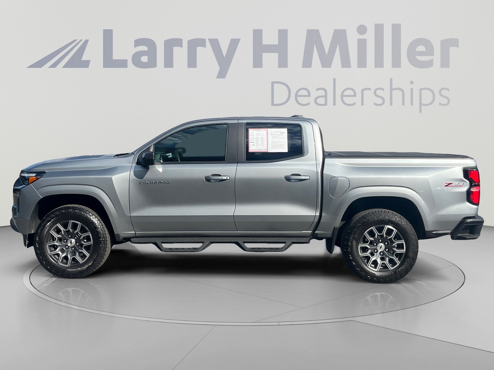 Used 2025 Chevrolet Colorado Z71 w/ Technology Package AWD/4WD image 2
