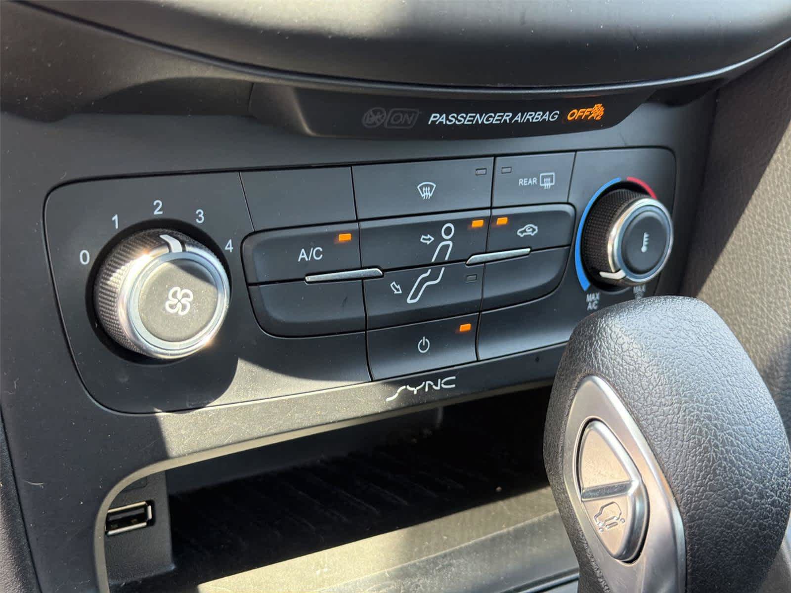 Used 2018 Ford Focus SE w/ SE Appearance Package FWD image 34