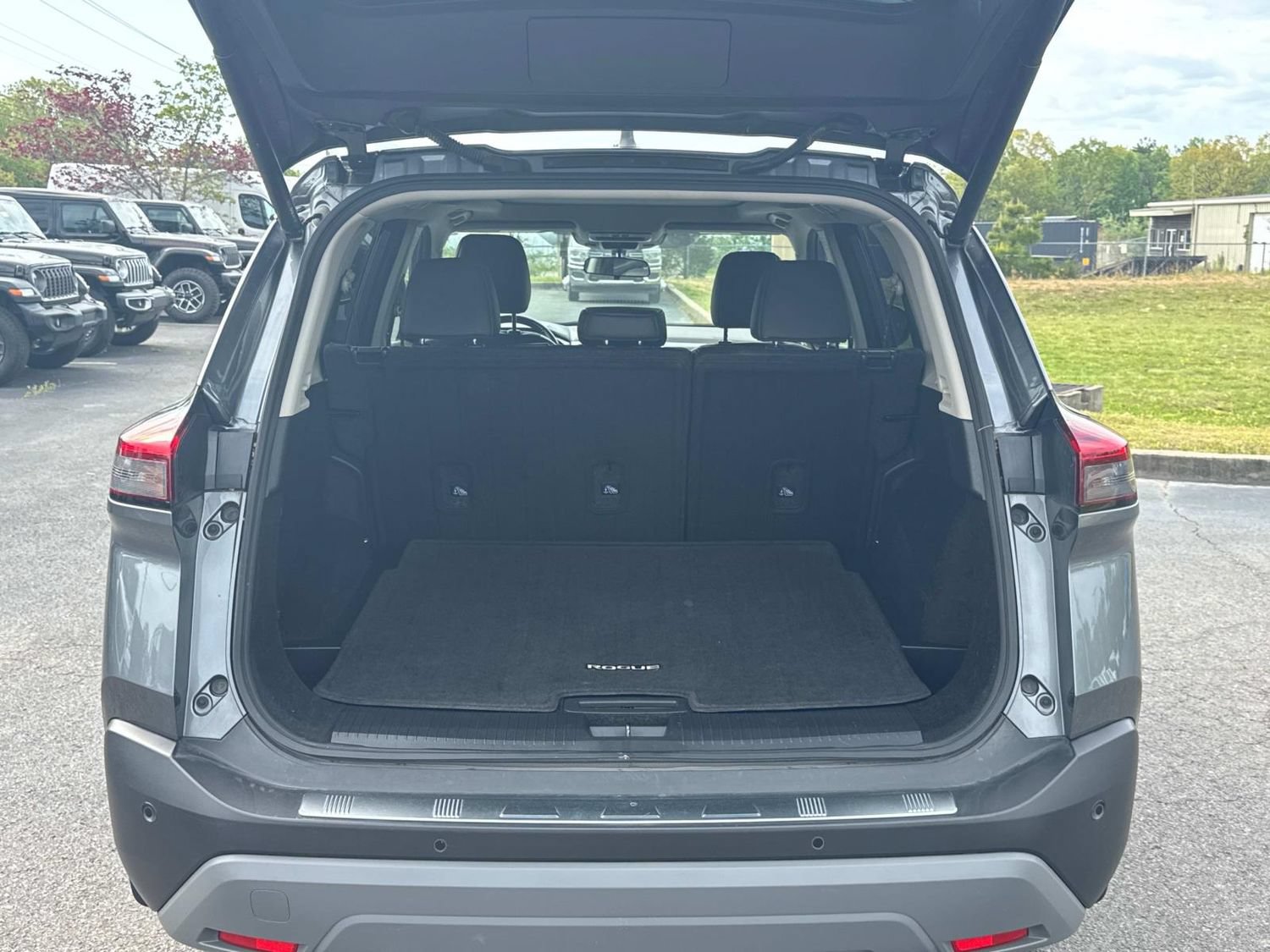 Used 2023 Nissan Rogue SV w/ SV Premium B Package FWD image 16