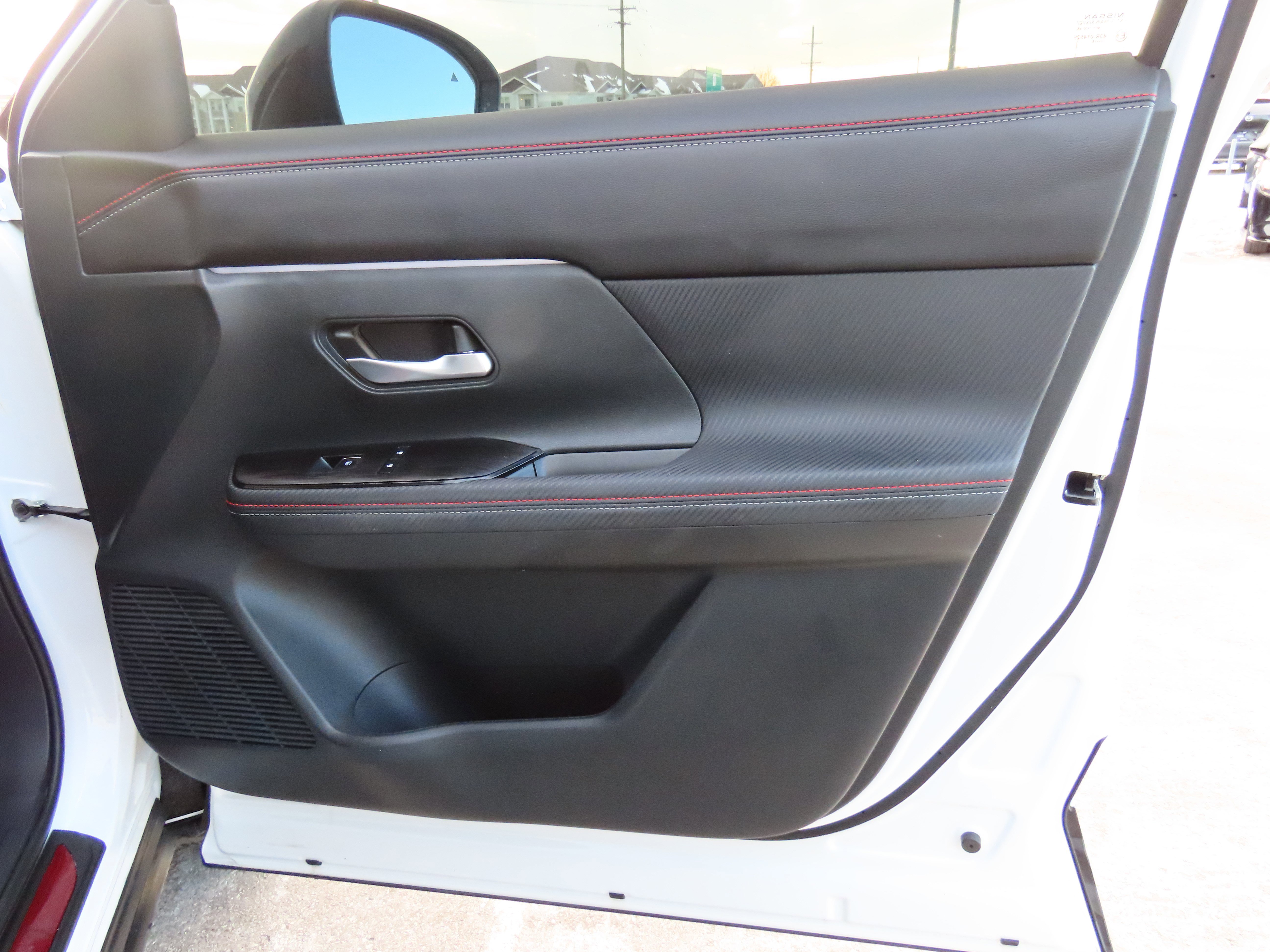 Used 2025 Nissan Kicks SR w/ SR Premium Package image 9