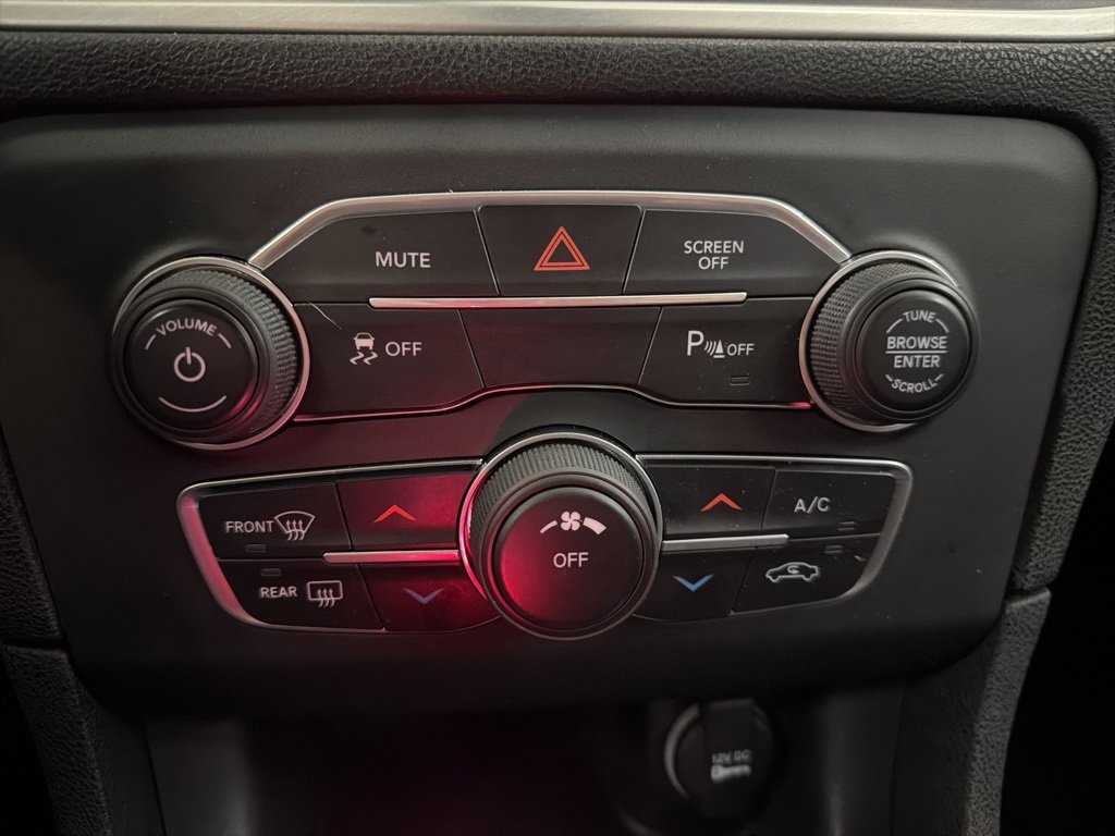 Used 2019 Dodge Charger SXT image 16