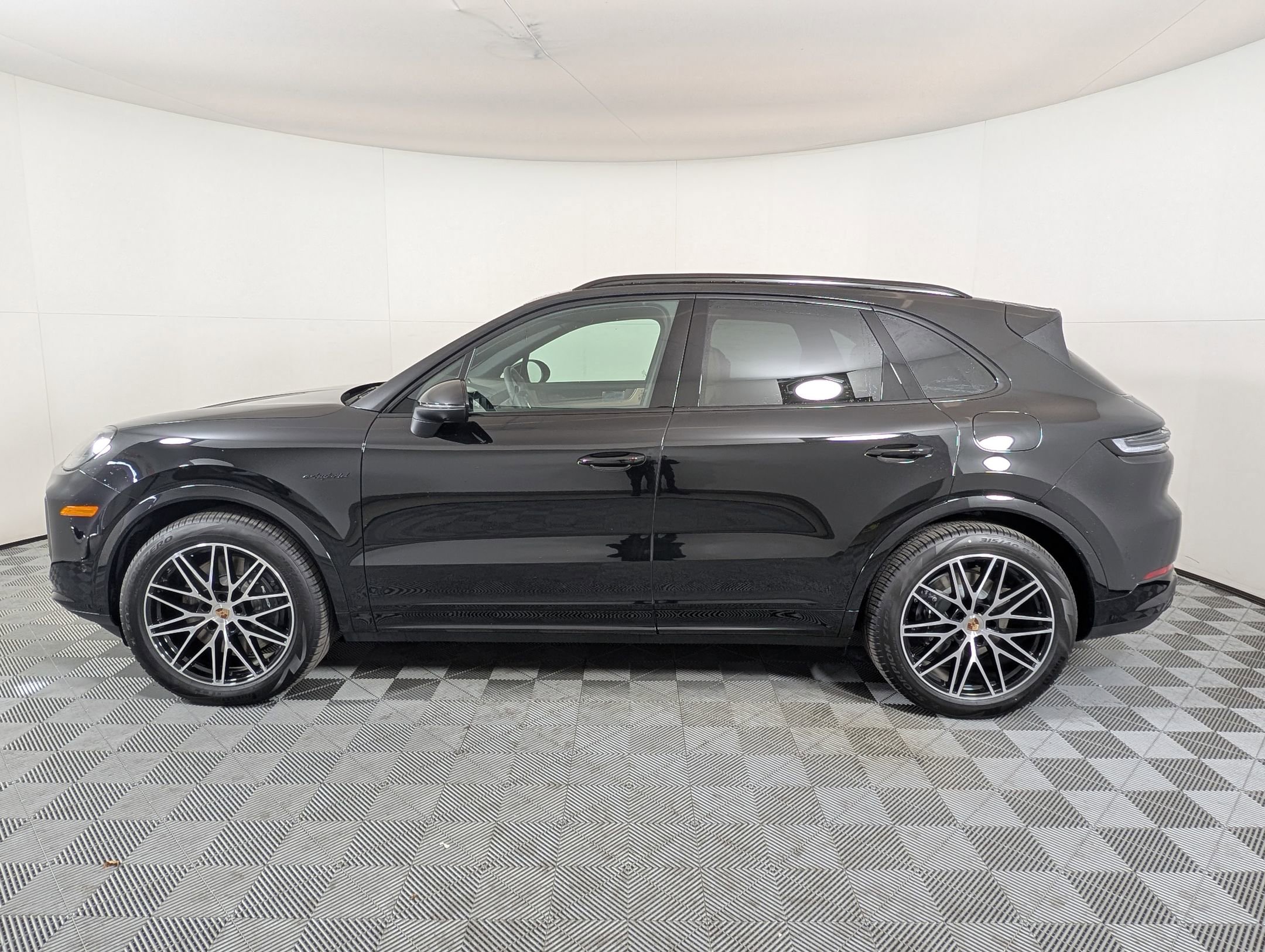 Used 2026 Porsche Cayenne E-Hybrid image 2