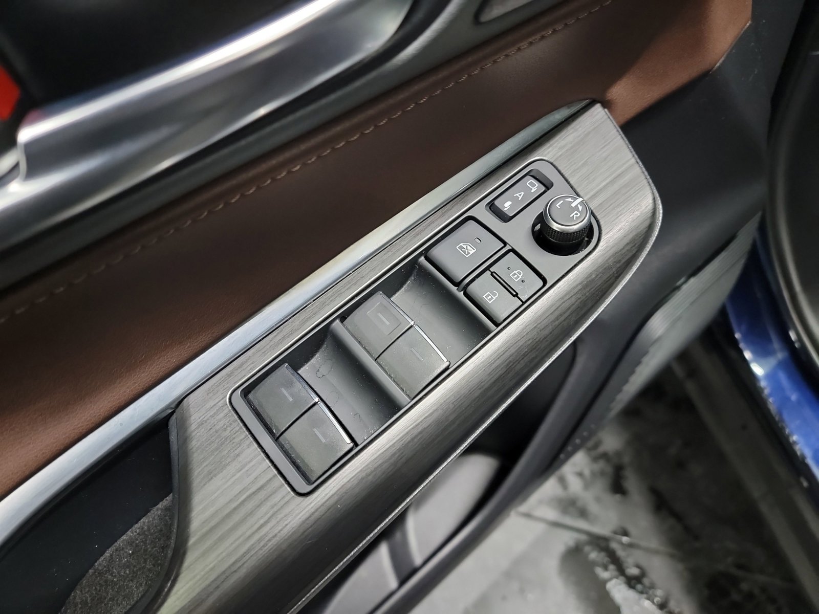 Used 2022 Toyota Venza XLE image 14