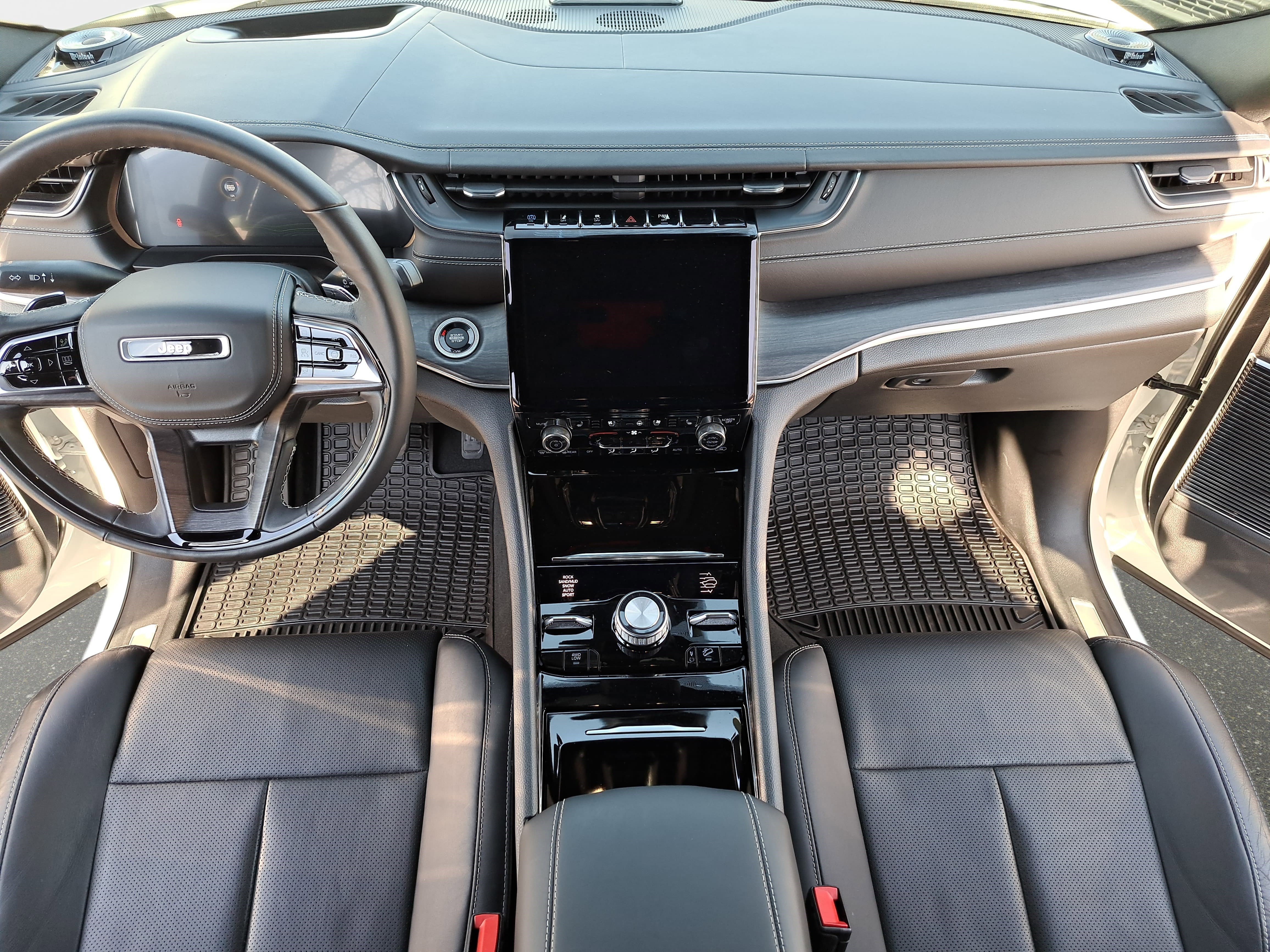 Used 2023 Jeep Grand Cherokee Overland w/ Advanced Protech Group III image 9