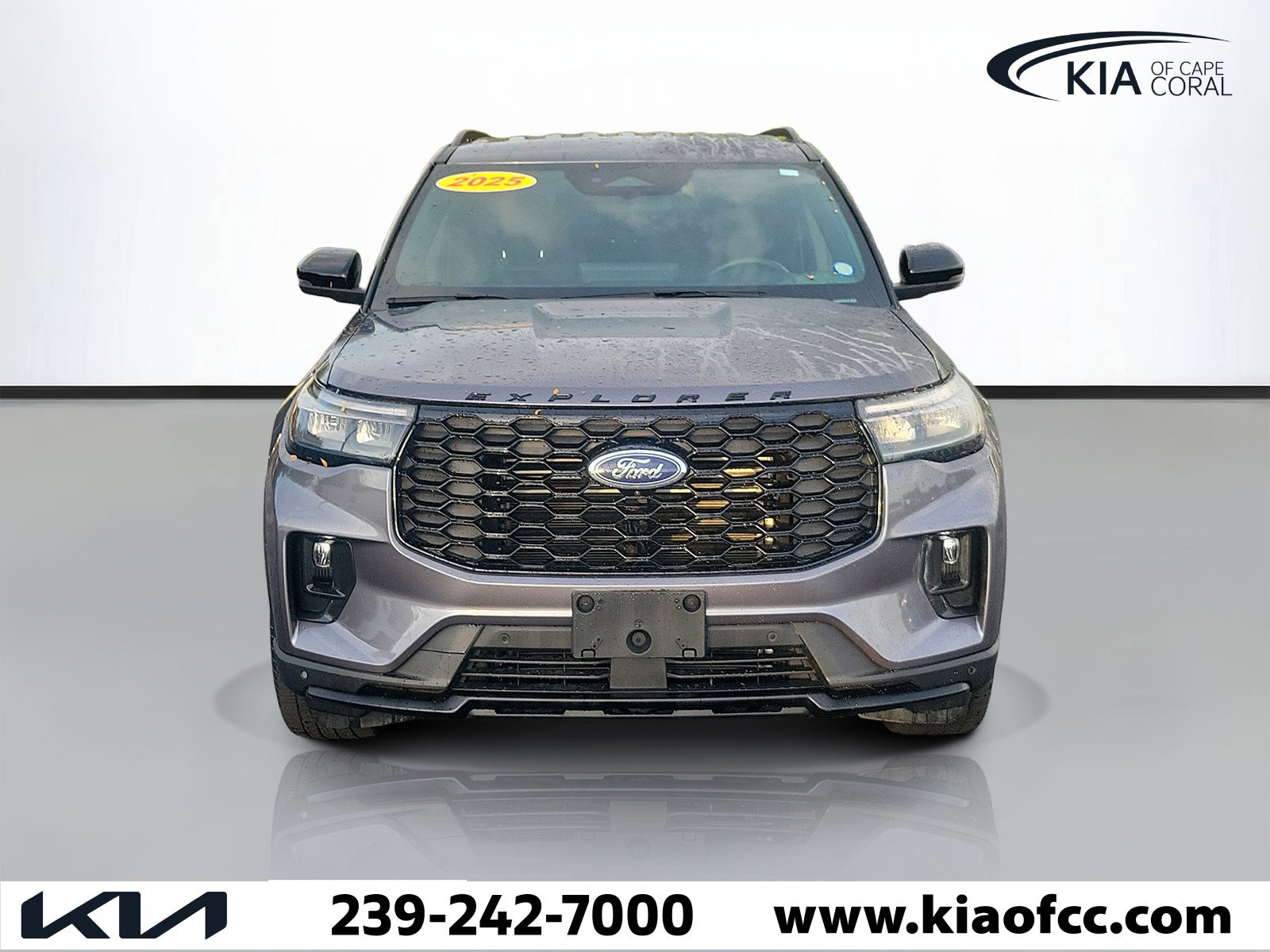 Used 2025 Ford Explorer ST-Line w/ ST-Line Street Pack AWD/4WD image 2