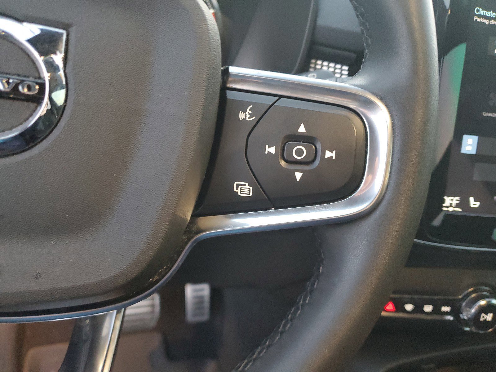 Used 2022 Volvo XC40 T5 R-Design w/ Advanced Package image 29