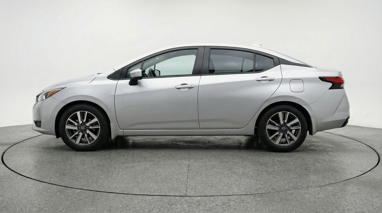 Used 2025 Nissan Versa SV image 5