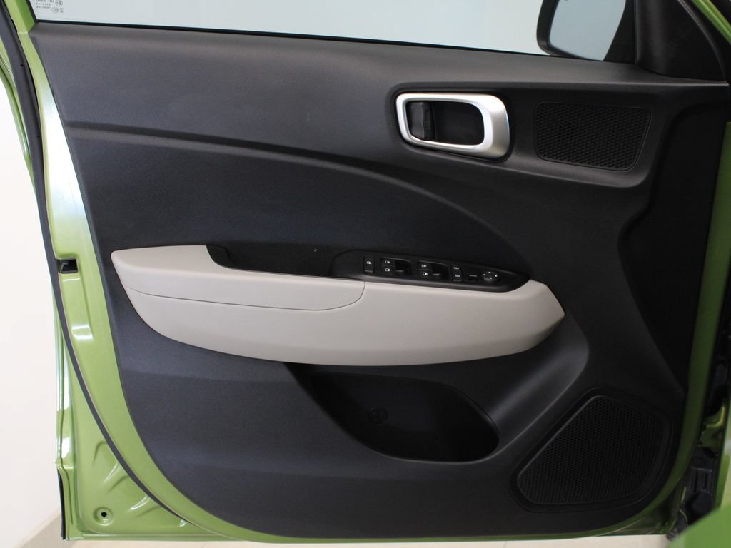 Used 2024 Hyundai Venue SEL FWD image 11