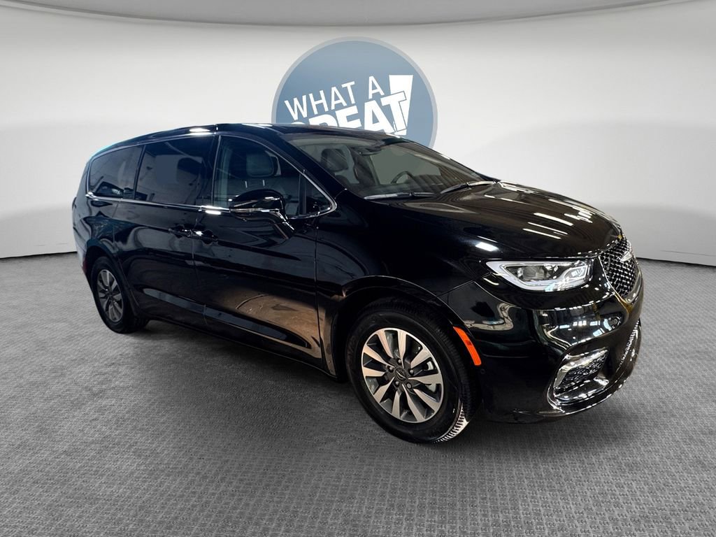 Used 2025 Chrysler Pacifica Select w/ Uconnect Theater Family Group image 1