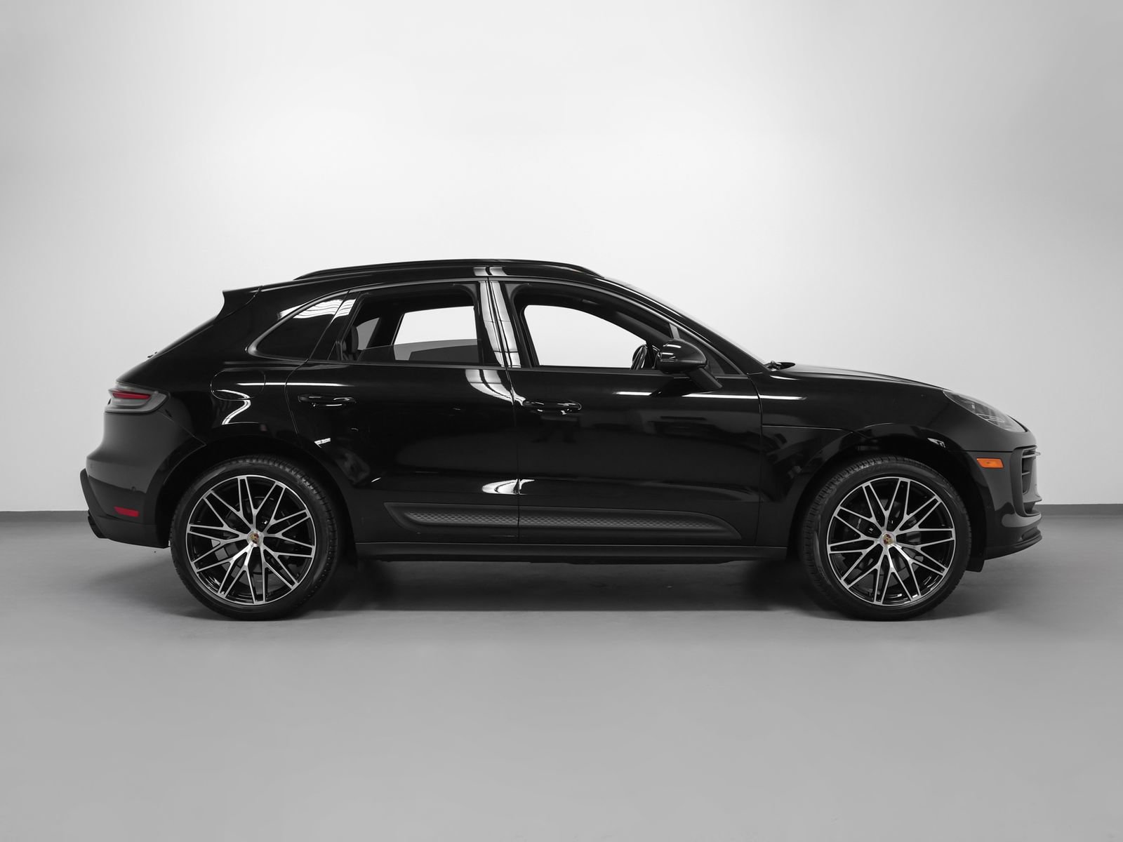 Certified 2023 Porsche Macan image 13