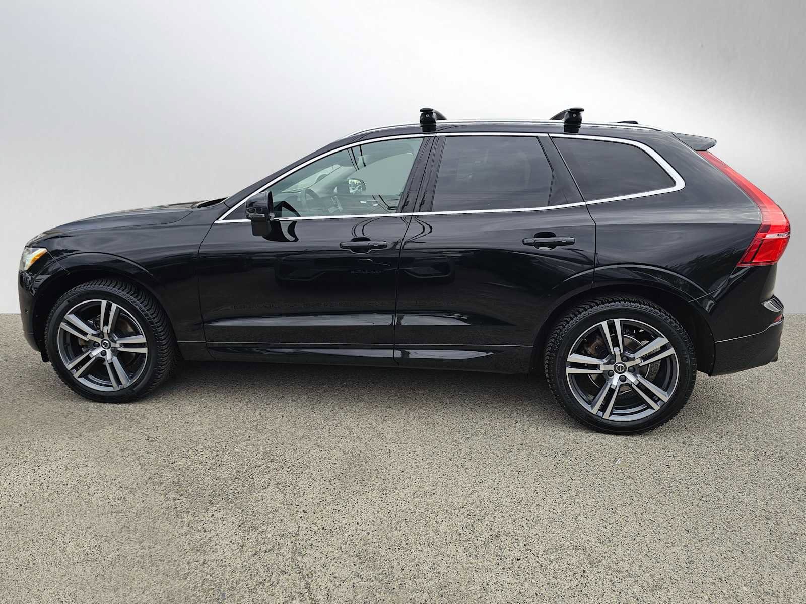 Used 2019 Volvo XC60 T5 Momentum w/ Multimedia Package image 6