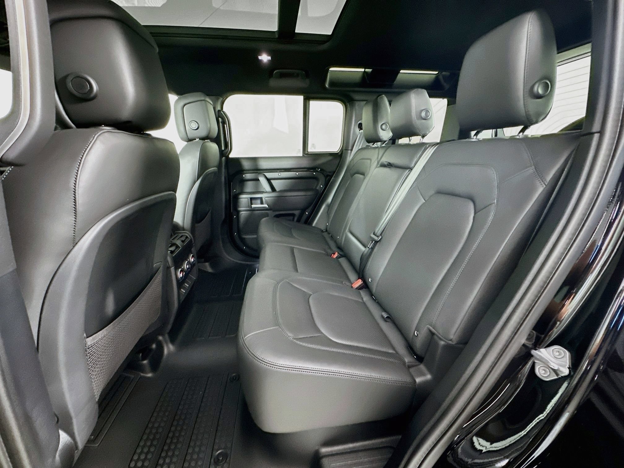New 2026 Land Rover Defender 110 X-Dynamic SE AWD/4WD image 23