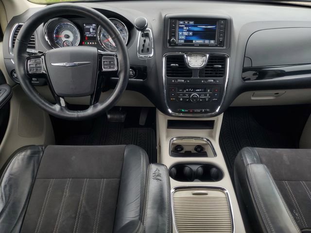 Used 2014 Chrysler Town & Country Touring-L image 31