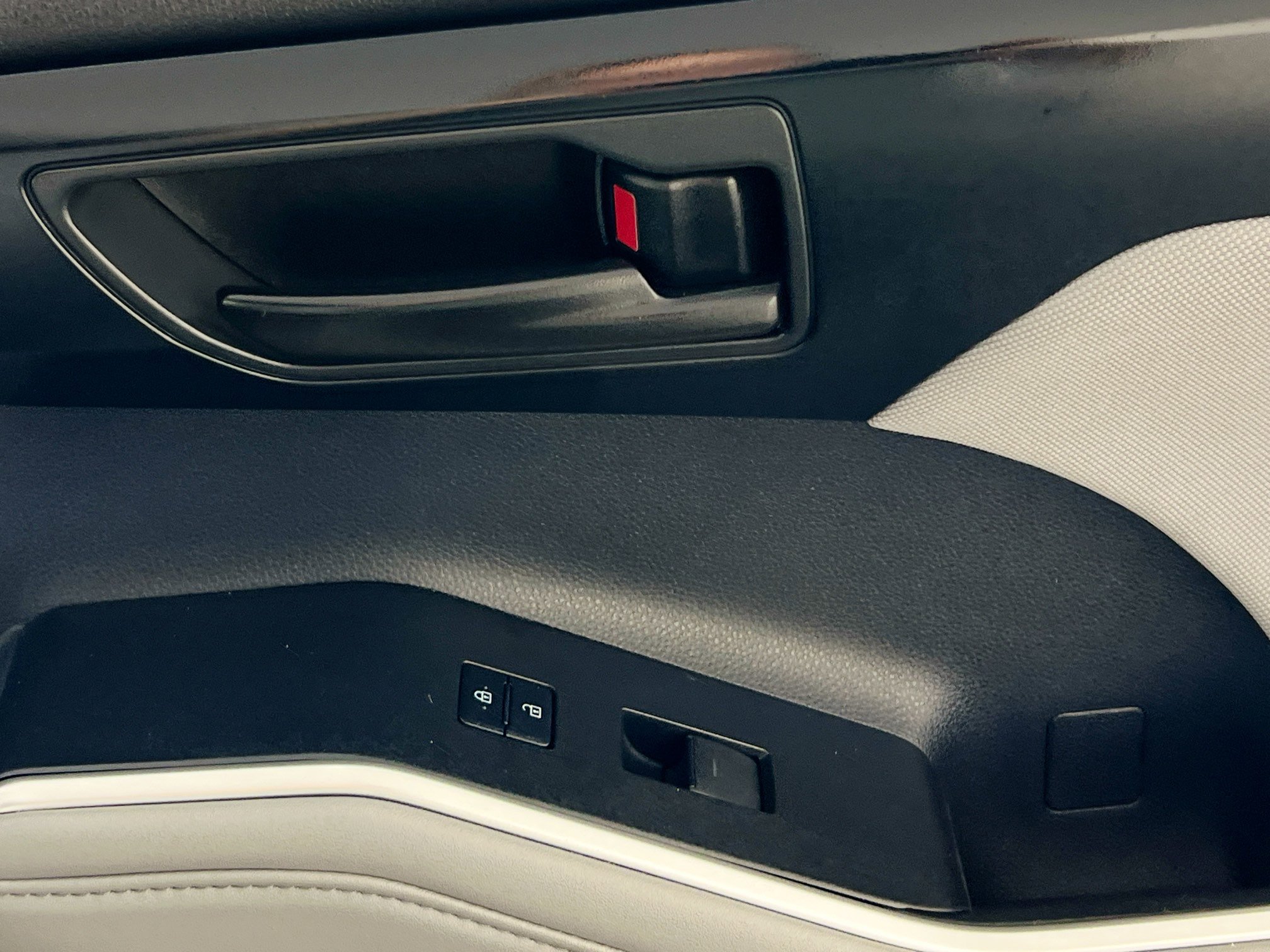 Used 2023 Toyota Highlander LE image 32