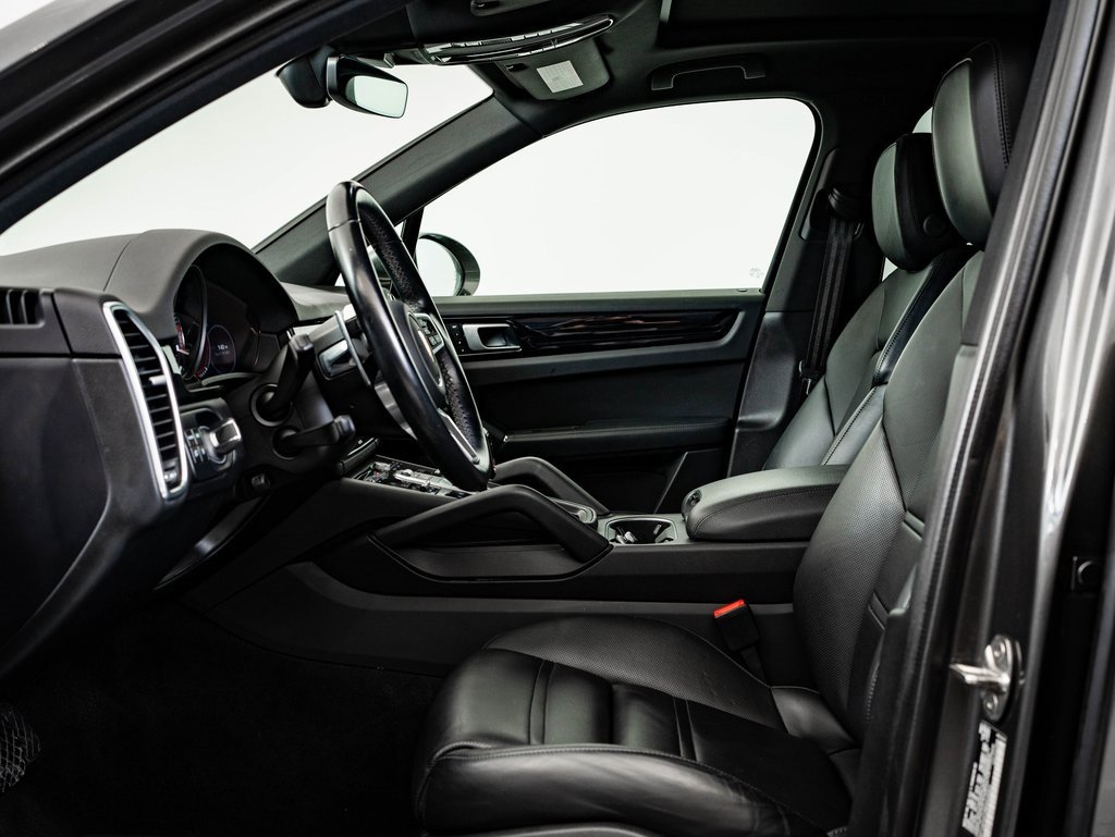 Certified 2022 Porsche Cayenne E-Hybrid w/ Premium Package image 5