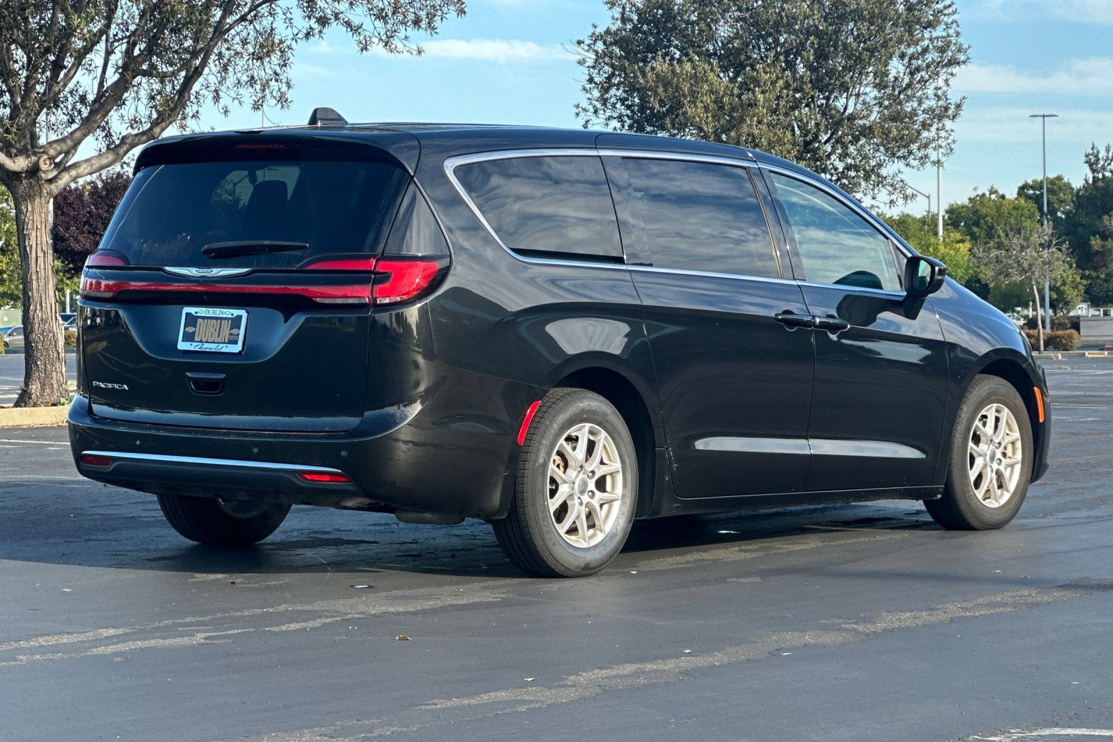Used 2023 Chrysler Pacifica Touring-L FWD image 4