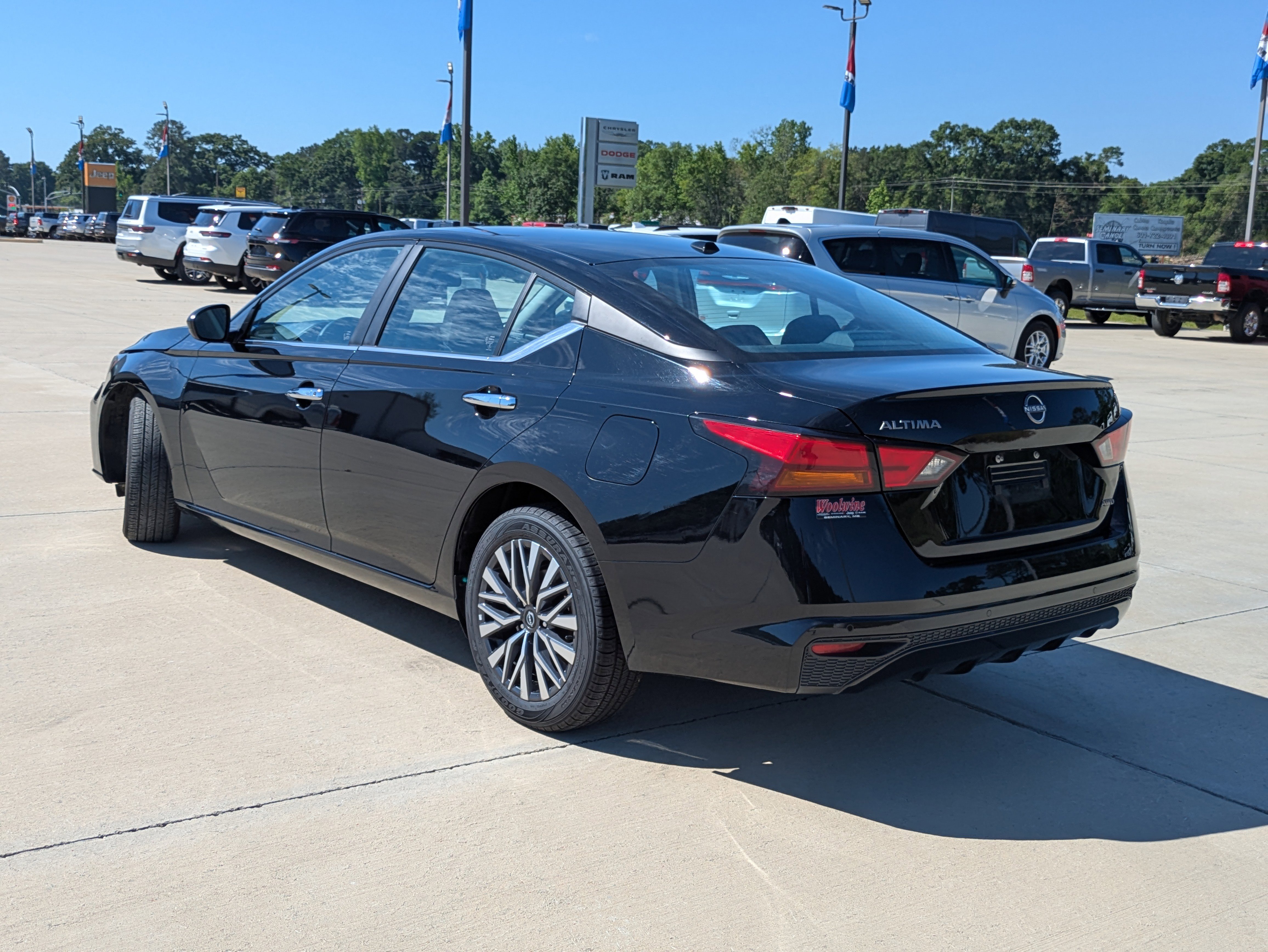 Used 2025 Nissan Altima 2.5 SV AWD/4WD image 6