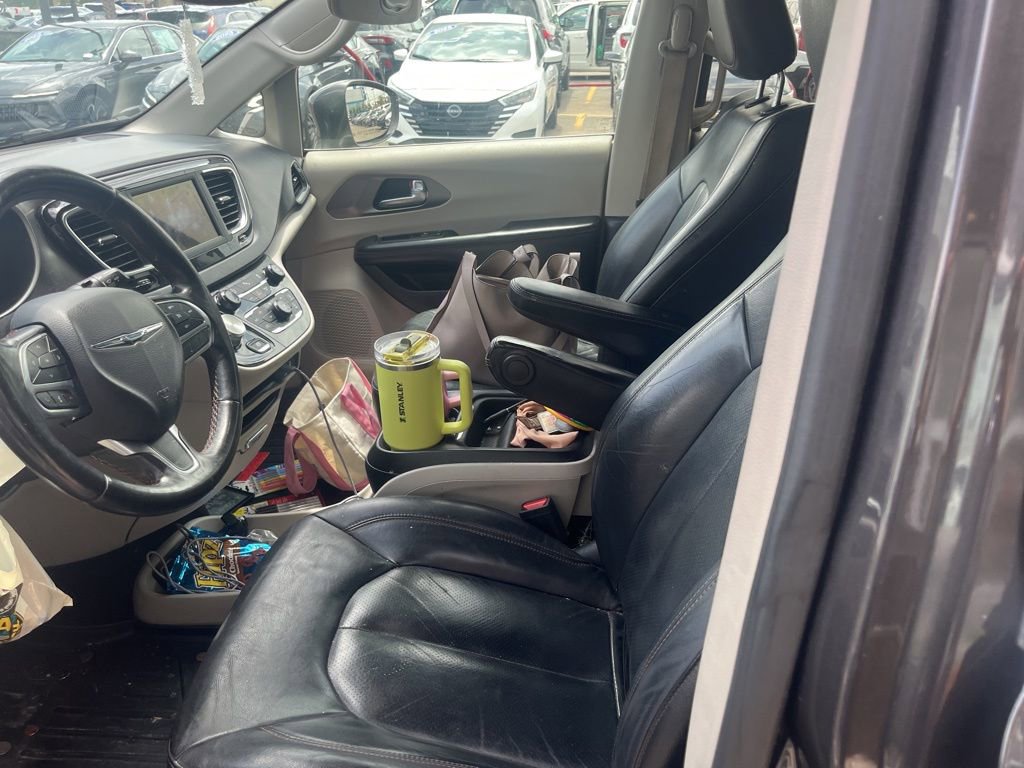 Used 2020 Chrysler Pacifica Touring-L image 8