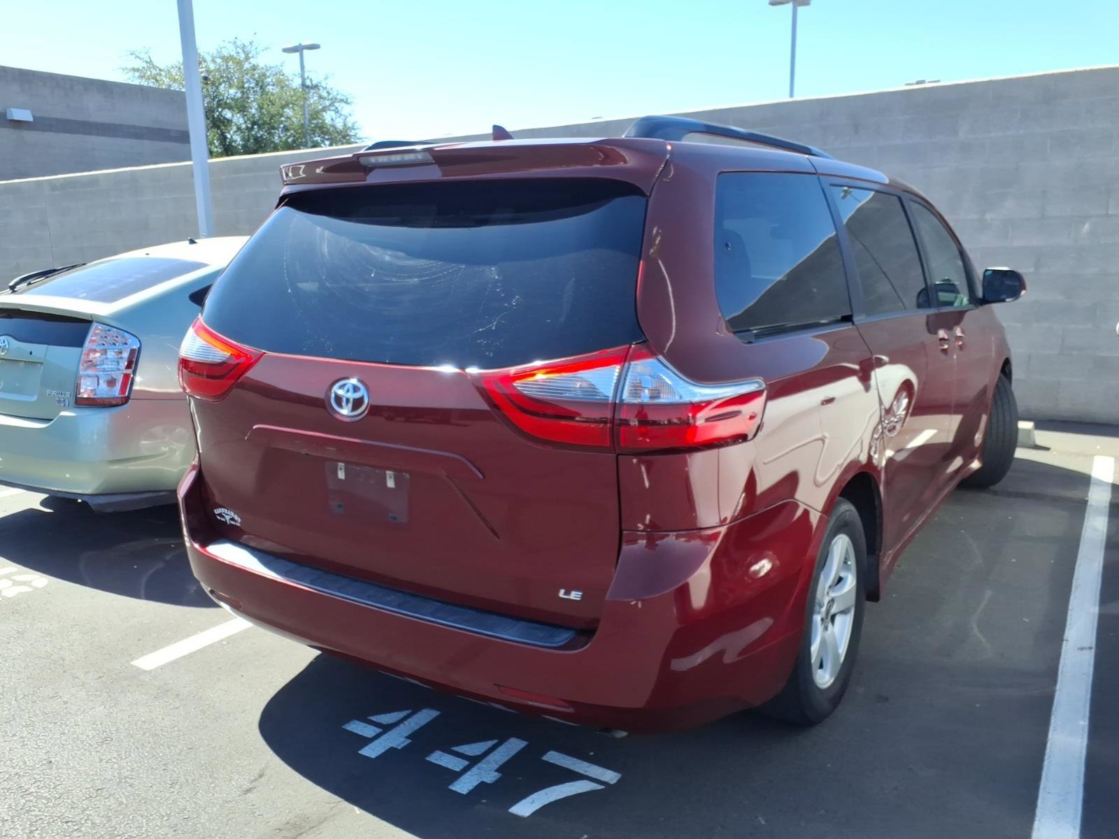 Used 2020 Toyota Sienna LE w/ Carpet Mat Package FWD image 3