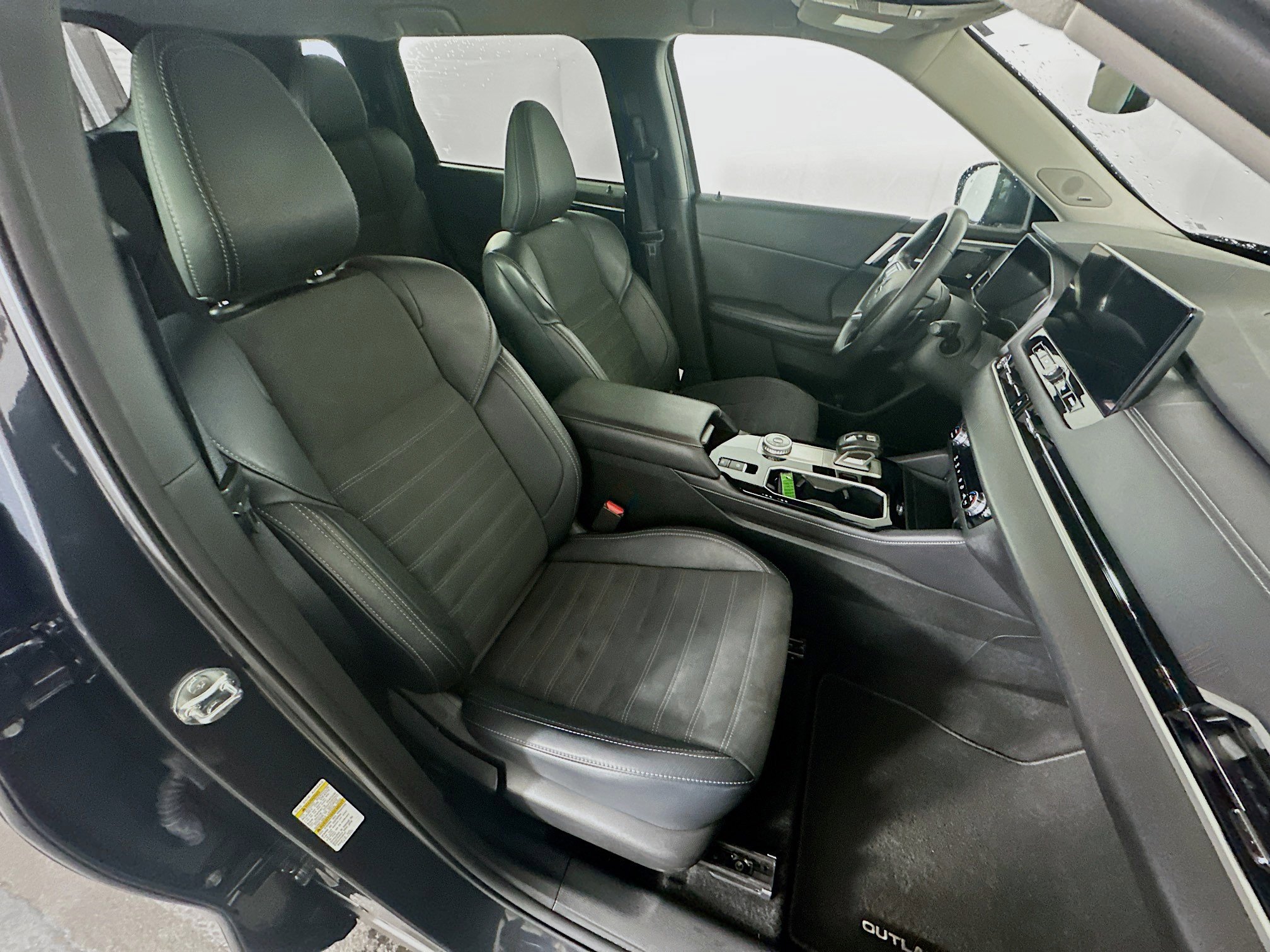 Used 2025 Mitsubishi Outlander SE FWD image 32