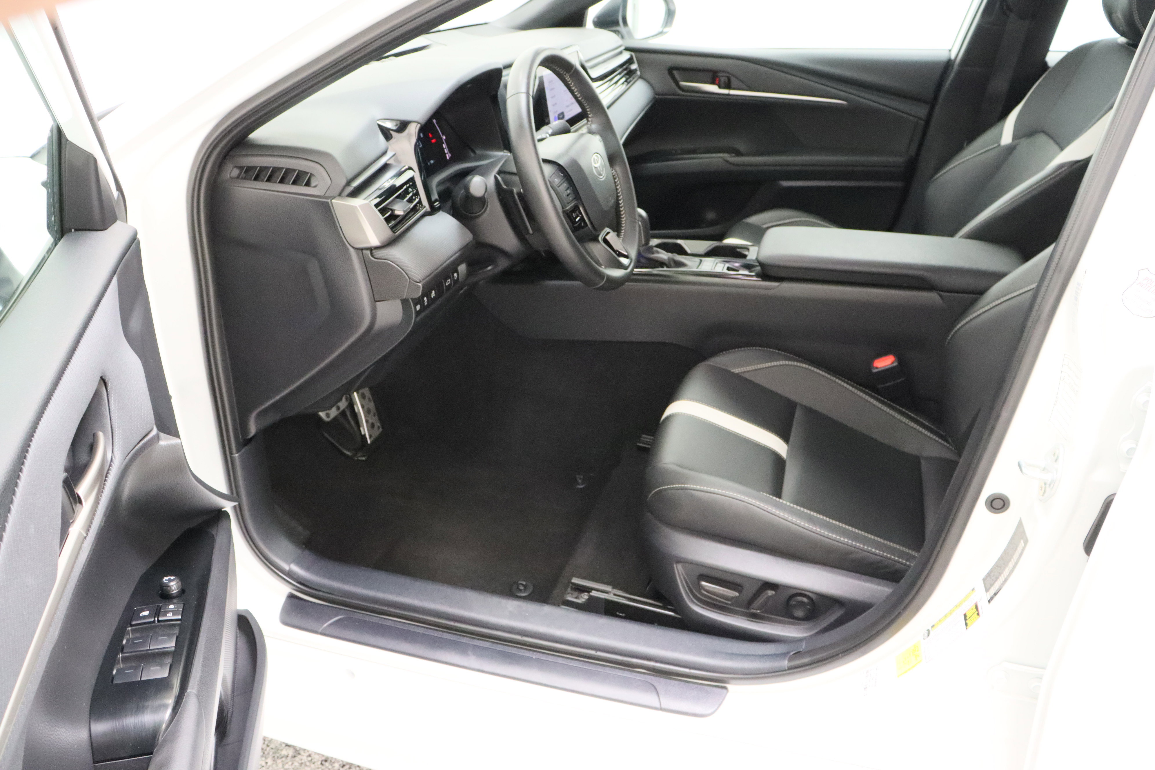 Used 2025 Toyota Camry SE FWD image 13